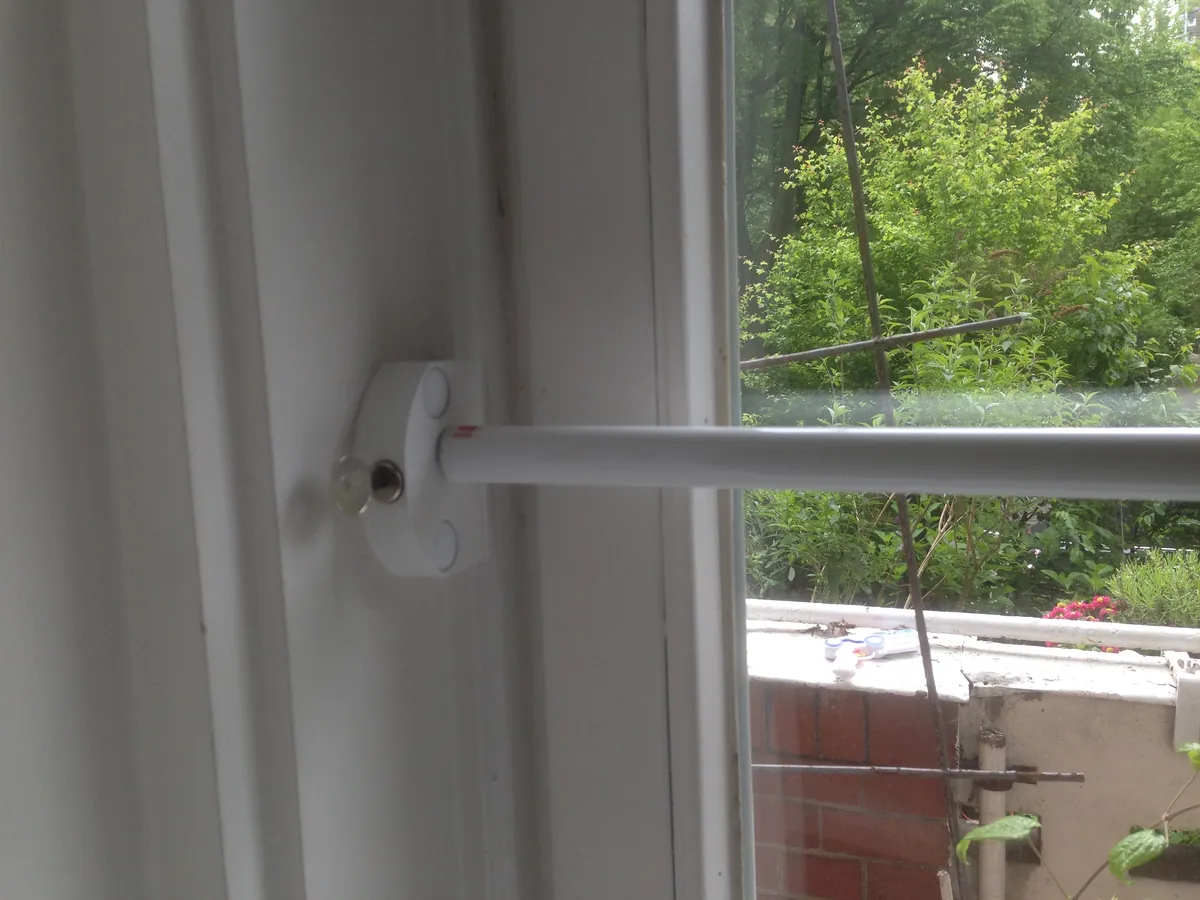 Teleskopstange an einem Fenster mit Blick in den Garten