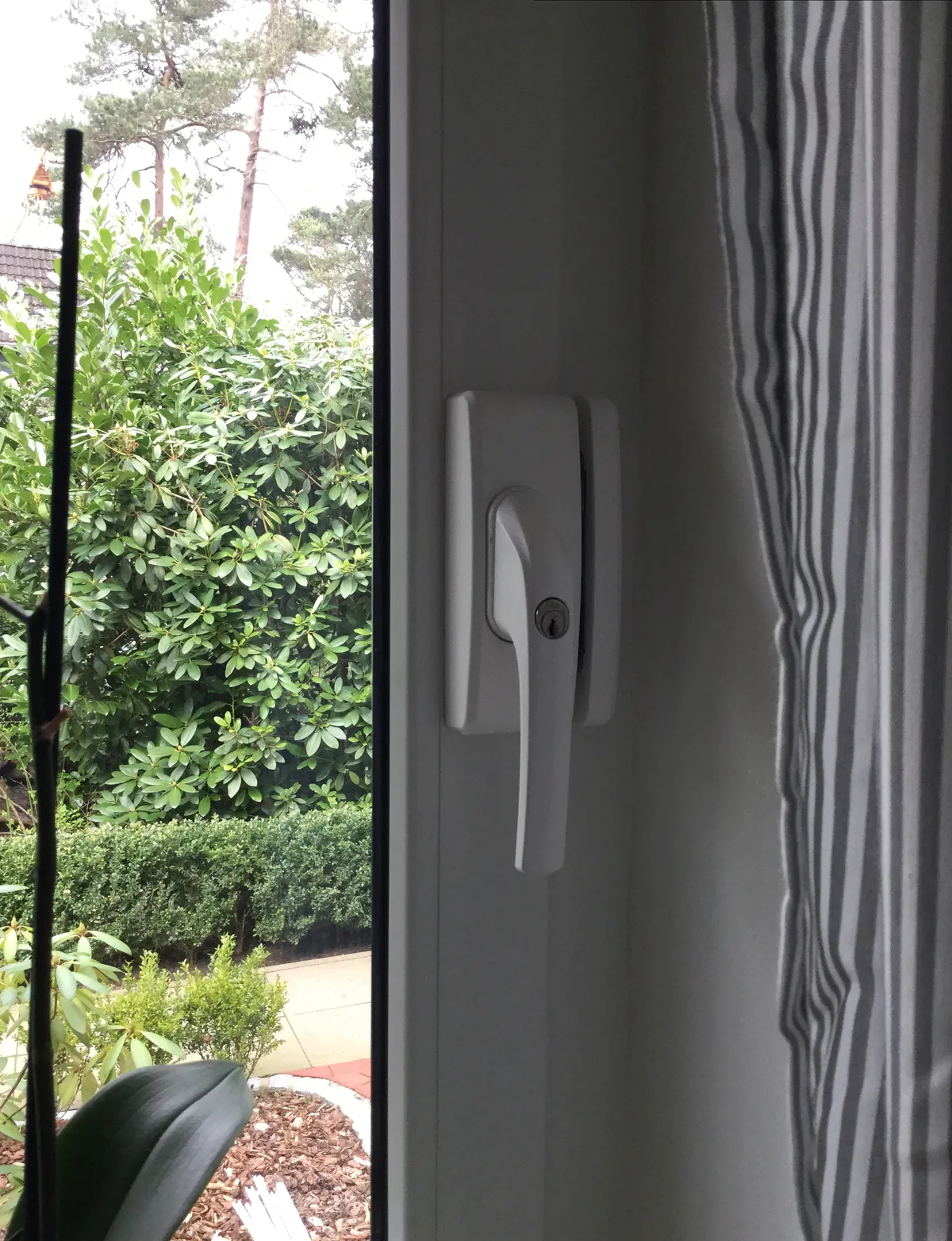 Abschließbarer Fenstergriff an einem Fenster