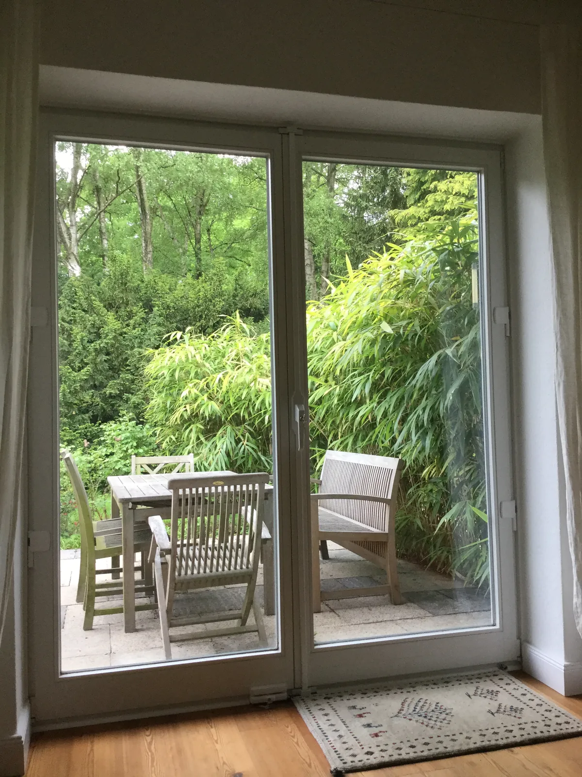 Terrassentür mit Blick auf den Gartentisch