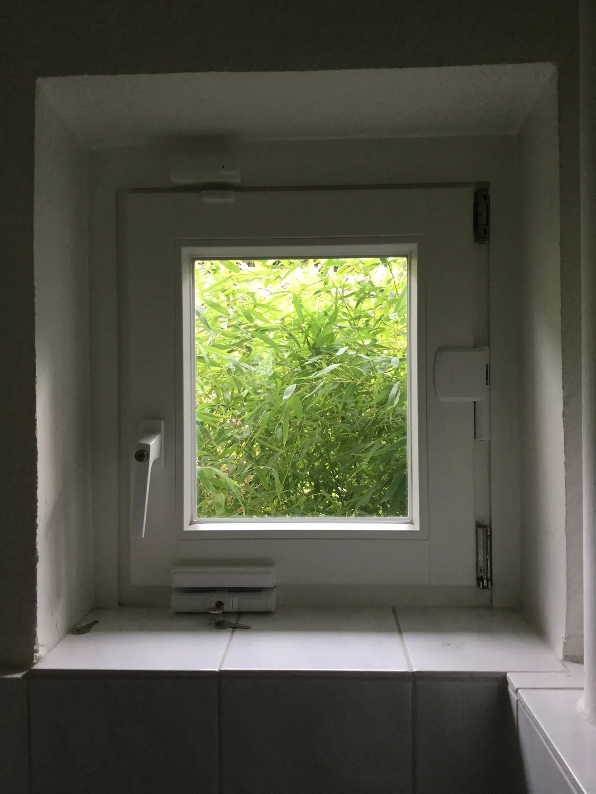 Kleines Fenster in einer Nische mit Sicherung