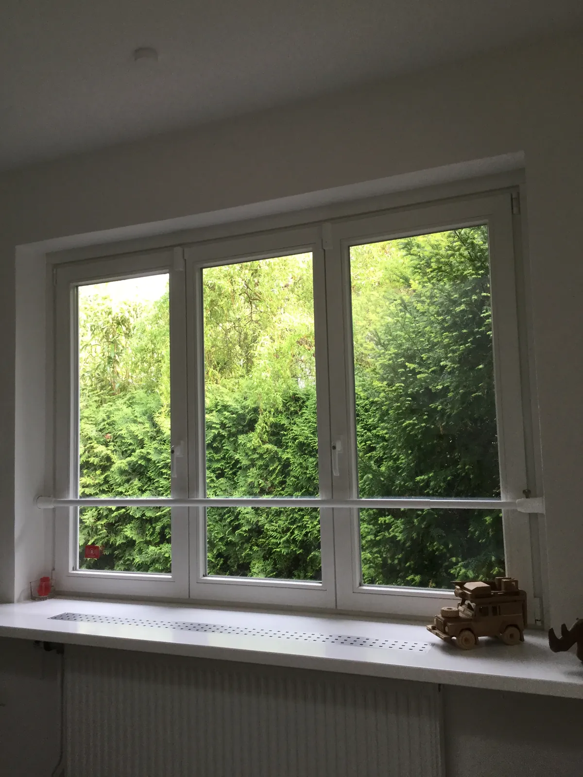 Dreiteiliges Fenster mit Absperrstange über dem Heizkörper