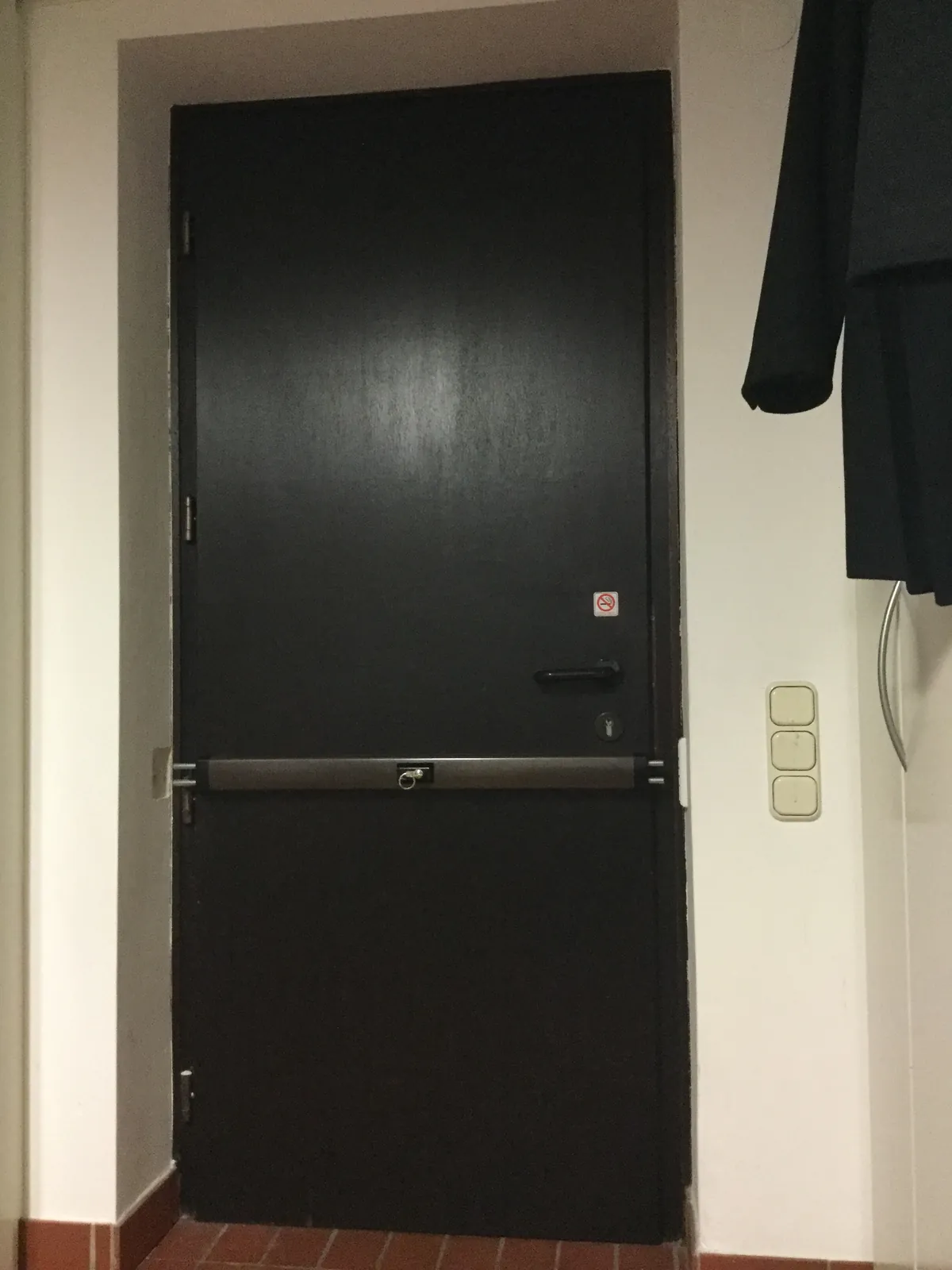 Schwarze Wohnungstür mit Panzerriegel