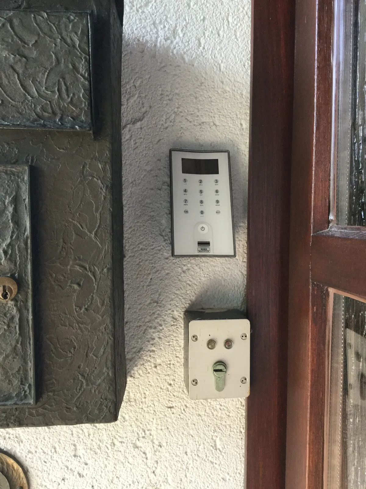 Codetastatur an der Hauswand neben einem Schlüsselschalter