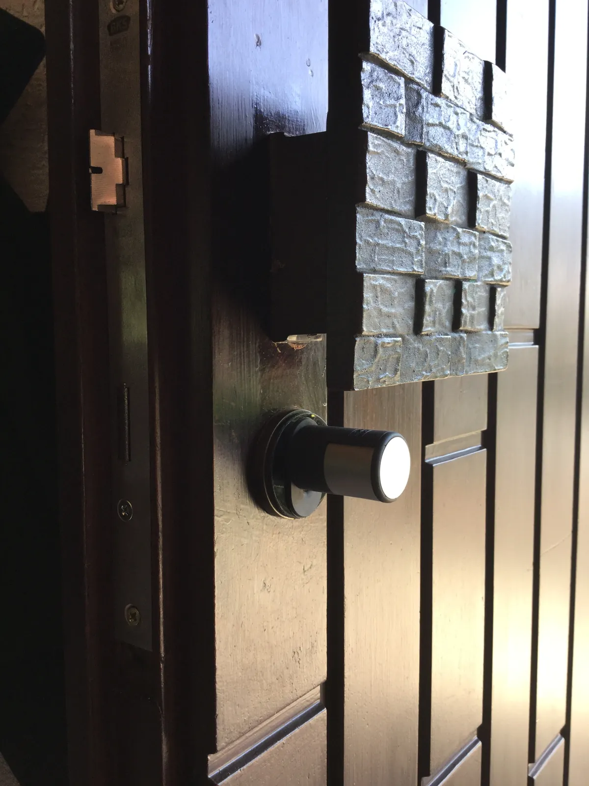 Haustür mit Steinoptik-Füllung und Knauf