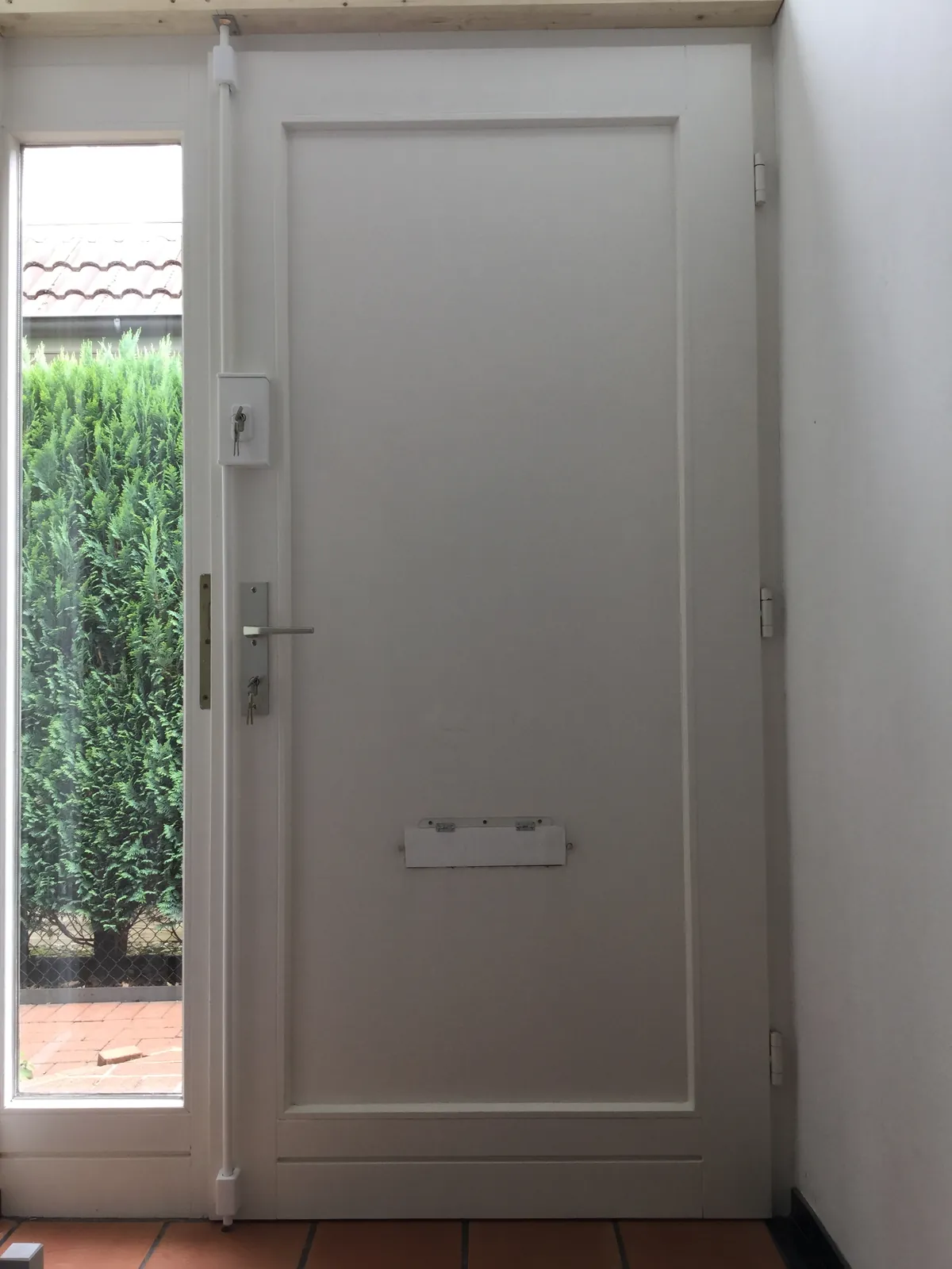 Wohnungstür mit Seitenfenster