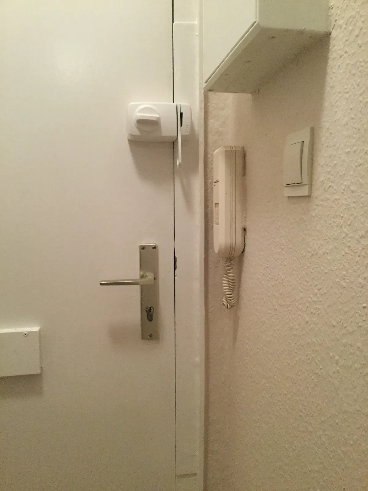 Wohnungstür mit Zusatzsicherung und Gegensprechanlage
